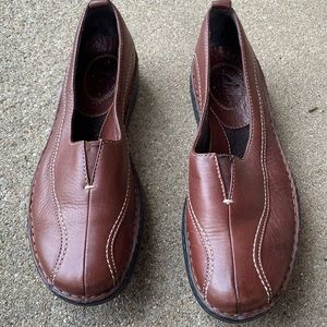 Clarks brown leather 70924 slip on women’s loafers, 7.5 M